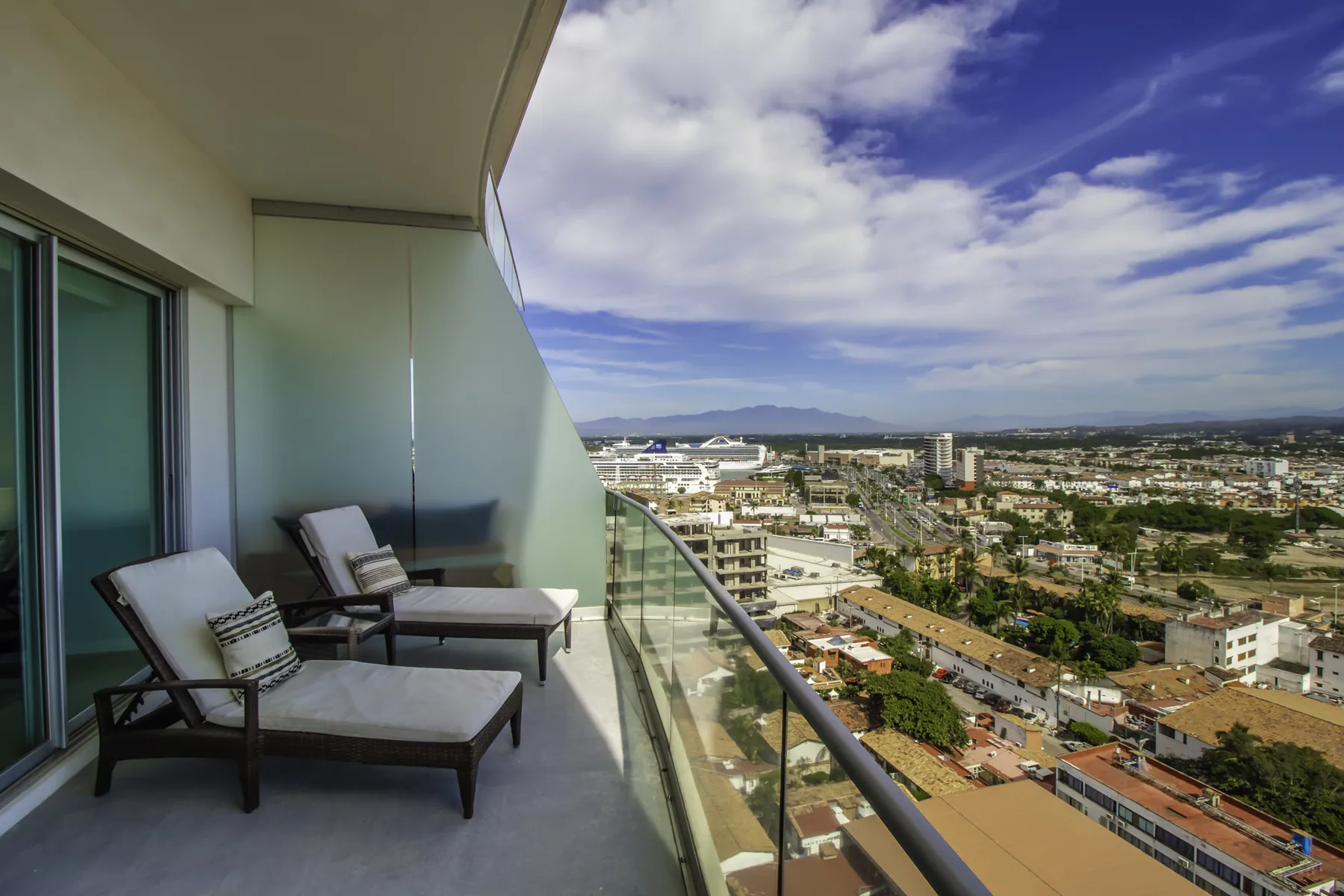 Residence 1703 at ICON Vallarta — La mesa larga