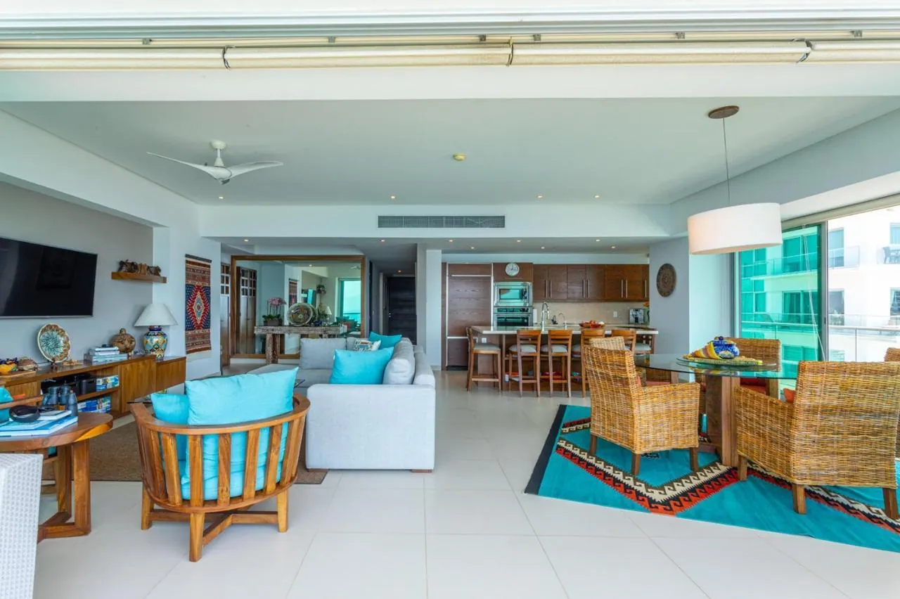 Residence 2301 at ICON Vallarta — La mesa larga