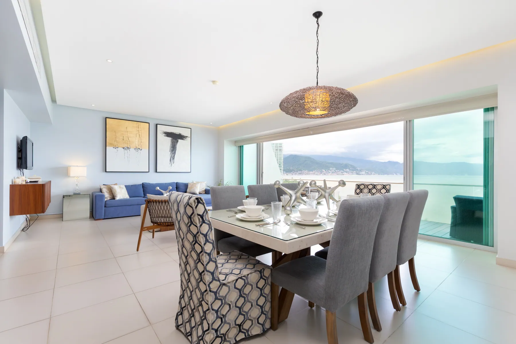 Residence 902 at ICON Vallarta — La luz